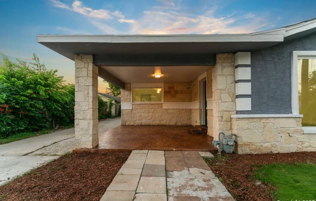 4-bedroom rental at 1917 San Carlos in San Antonio, TX — photo 3