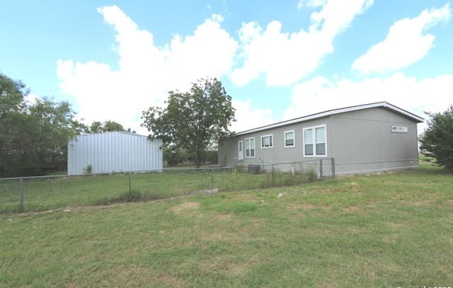 3-bedroom rental at 7510 Pittman in Adkins, TX — photo 2