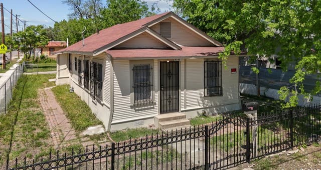 3-bedroom rental at 2121 San Fernando in San Antonio, TX — photo 1