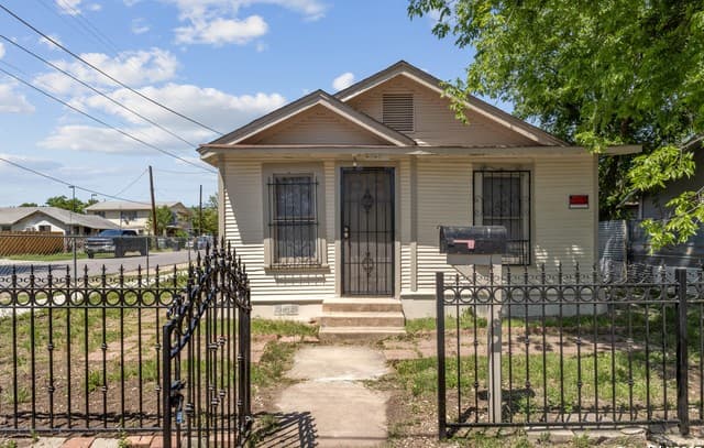 3-bedroom rental at 2121 San Fernando in San Antonio, TX — photo 2