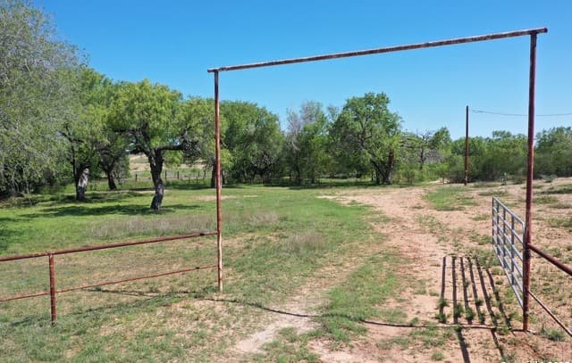 rental at 3894 S State Highway 173 in Devine, TX — photo 2