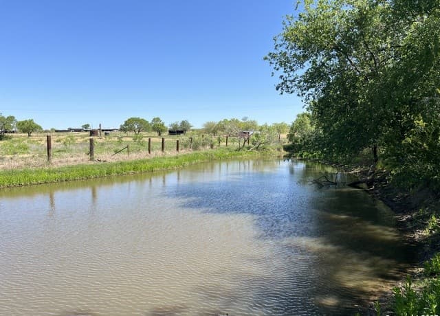 rental at 3894 S State Highway 173 in Devine, TX — photo 4