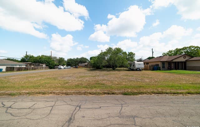 rental at 303 Lebanon in San Antonio, TX — photo 1