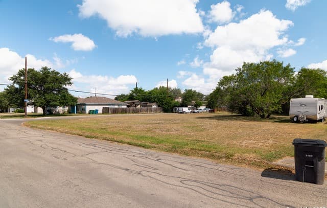 rental at 303 Lebanon in San Antonio, TX — photo 2