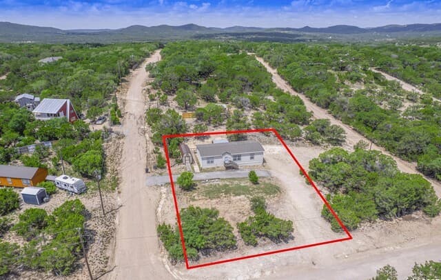 3-bedroom rental at 385 Ridge Trail in Bandera, TX — photo 2