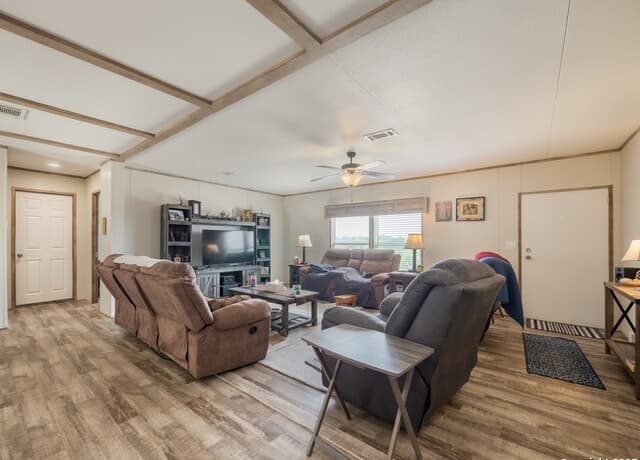 3-bedroom rental at 385 Ridge Trail in Bandera, TX — photo 4