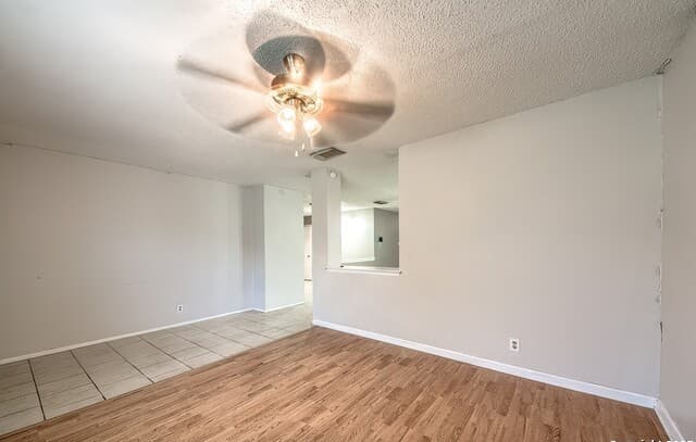 3-bedroom rental at 6827 Misty Field in Converse, TX — photo 5