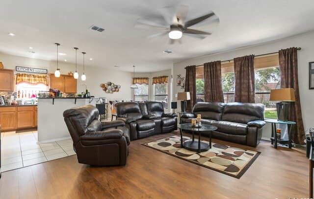 4-bedroom rental at 10523 Timber Country in San Antonio, TX — photo 4