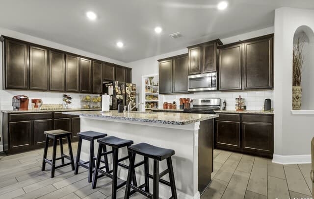 5-bedroom rental at 13734 Rogers Creek in San Antonio, TX — photo 4