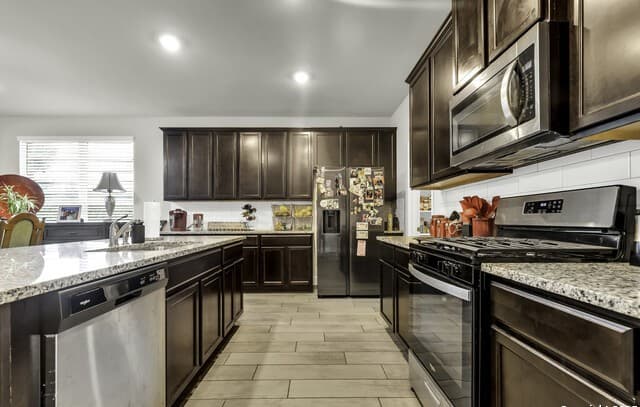 5-bedroom rental at 13734 Rogers Creek in San Antonio, TX — photo 5