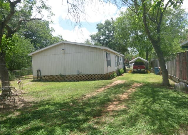 3-bedroom rental at 1121 Plum in Floresville, TX — photo 1