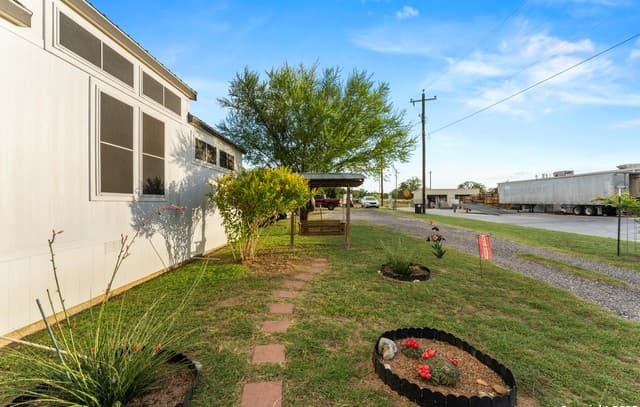 1-bedroom rental at 286 State Highway 173 S in Bandera, TX — photo 4