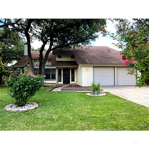 3-bedroom rental at 9307 Woodheather St in San Antonio, TX — photo 1