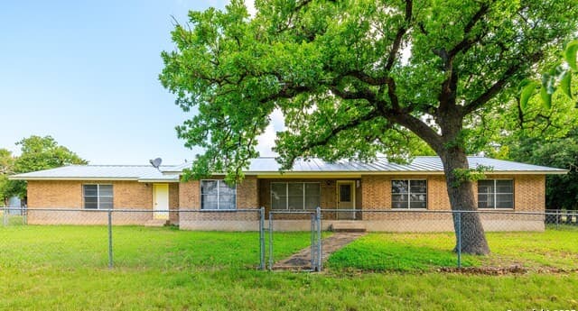 3-bedroom rental at 8218 N Us Hwy 87 in Fredericksburg, TX — photo 1