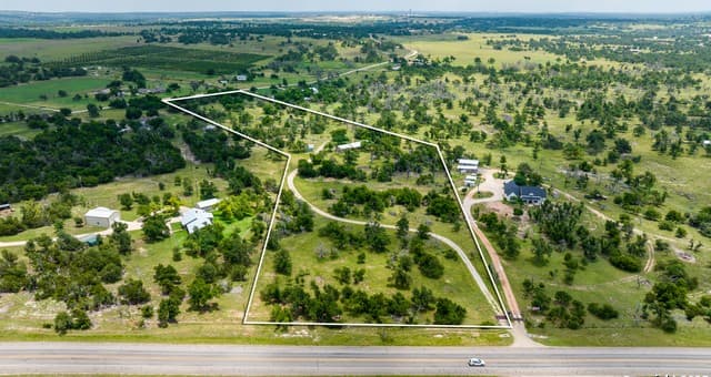 3-bedroom rental at 8218 N Us Hwy 87 in Fredericksburg, TX — photo 2