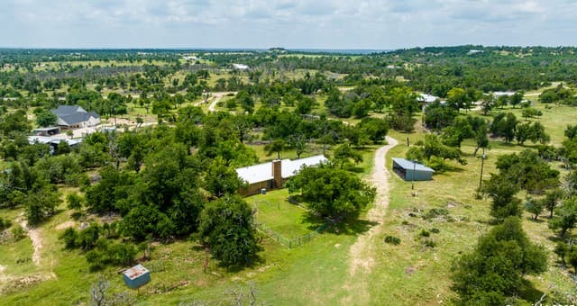 3-bedroom rental at 8218 N Us Hwy 87 in Fredericksburg, TX — photo 3