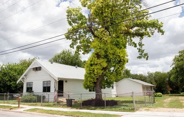 4-bedroom rental at 3438 Weir in San Antonio, TX — photo 2