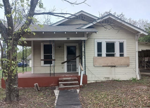3-bedroom rental at 446 Royston Ave in San Antonio, TX — photo 1