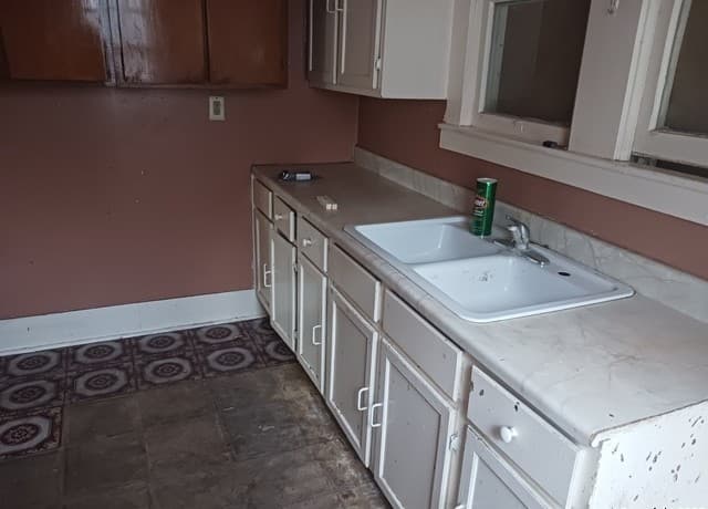 3-bedroom rental at 446 Royston Ave in San Antonio, TX — photo 3