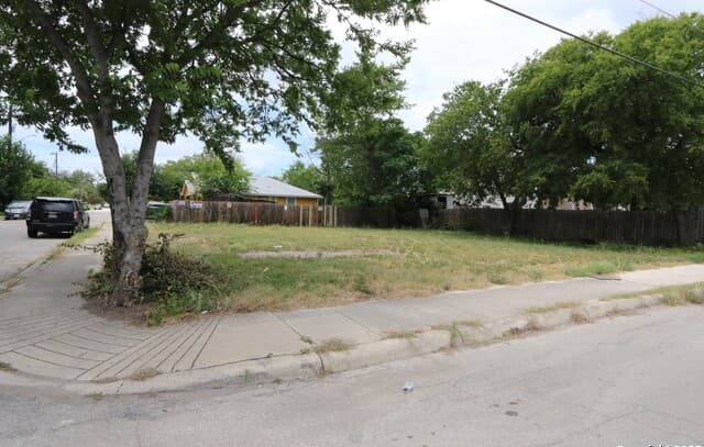 rental at 1211 S Hamilton in San Antonio, TX — photo 3