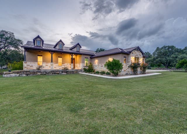4-bedroom rental at 629 Windmill Ranch in Spring Branch, TX — photo 2