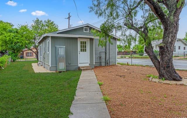 2-bedroom rental at 1303 22nd in San Antonio, TX — photo 3