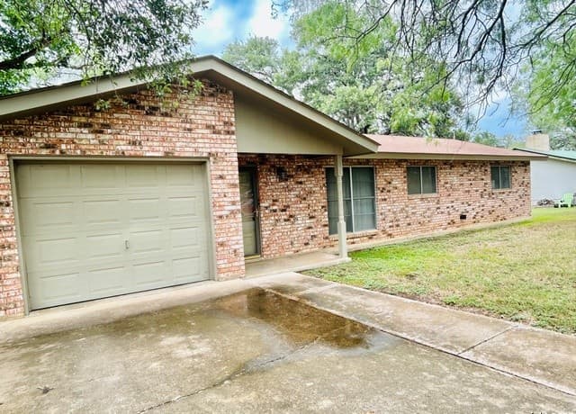 3-bedroom rental at 204 Skylark Dr. in Fredericksburg, TX — photo 3