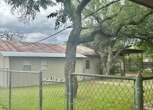 3-bedroom rental at 204 Skylark Dr. in Fredericksburg, TX — photo 5