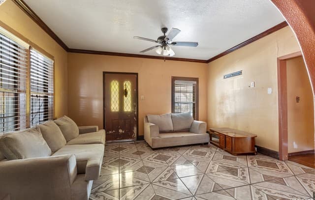 4-bedroom rental at 315 N Richter in San Antonio, TX — photo 4