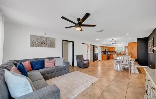 4-bedroom rental at 505 Olive St in Jourdanton, TX — photo 5