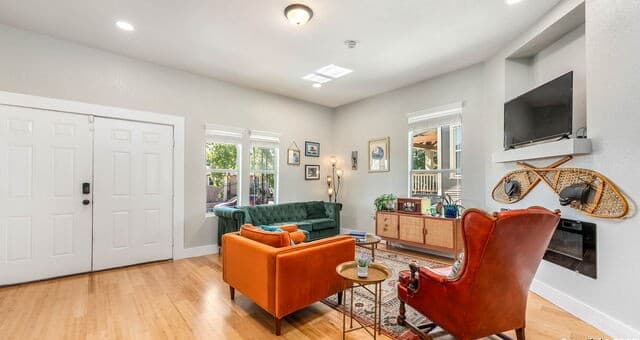 5-bedroom rental at 439 E French Pl in San Antonio, TX — photo 4