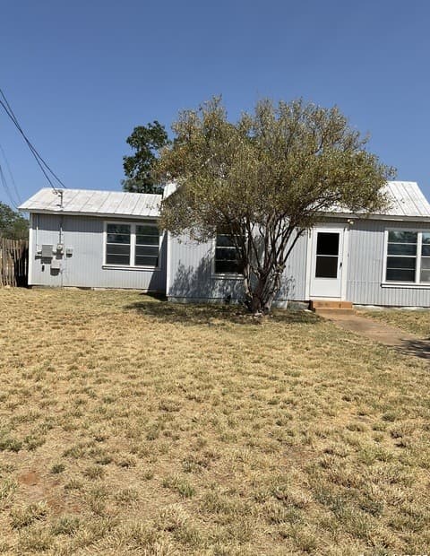 3-bedroom rental at 672 N Main St in Cotulla, TX — photo 2