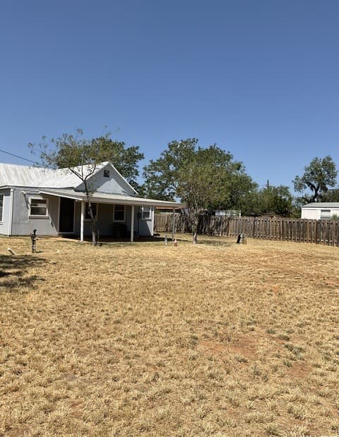 3-bedroom rental at 672 N Main St in Cotulla, TX — photo 4