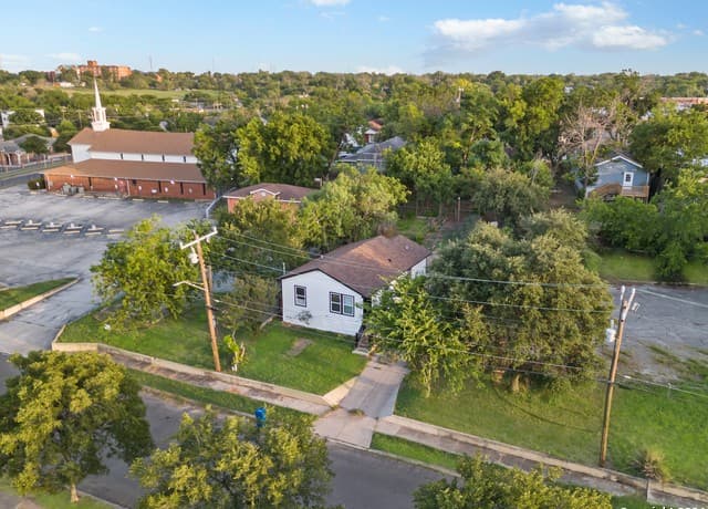 2-bedroom rental at 928 Hedges St in San Antonio, TX — photo 4