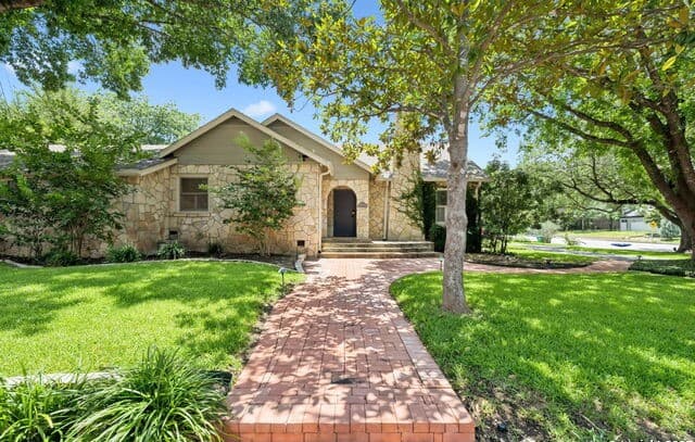 3-bedroom rental at 102 Nacogdoches in San Antonio, TX — photo 3