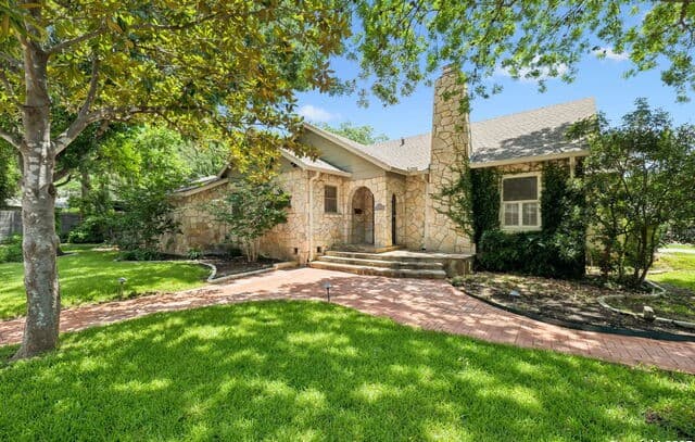 3-bedroom rental at 102 Nacogdoches in San Antonio, TX — photo 4