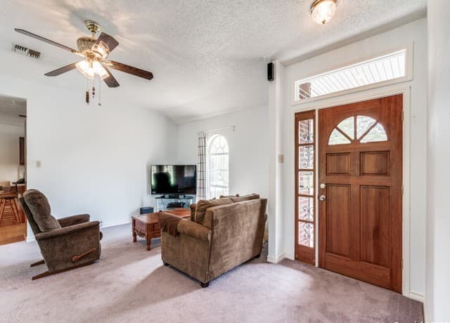 3-bedroom rental at 1026 Eagle Creek Dr in Floresville, TX — photo 4