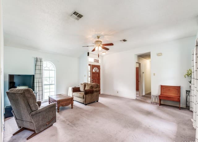 3-bedroom rental at 1026 Eagle Creek Dr in Floresville, TX — photo 5