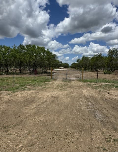rental at 02 Windmill Ranchettes CR 329 in Jourdanton, TX — photo 1