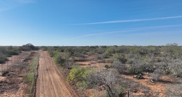 rental at 10 Windmill Ranchettes CR 329 in Jourdanton, TX — photo 2