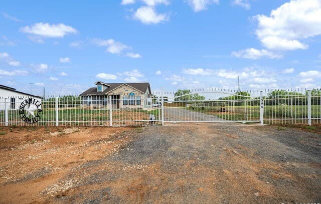 3-bedroom rental at 7306 Tiff Nicole in Von Ormy, TX — photo 4
