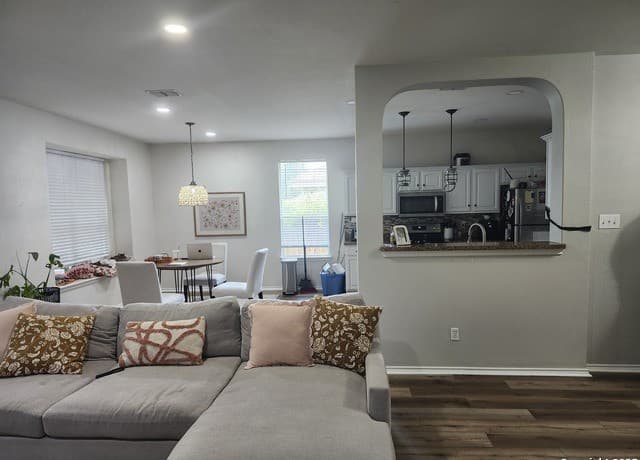 3-bedroom rental at 10115 Caspian Ledge in San Antonio, TX — photo 4
