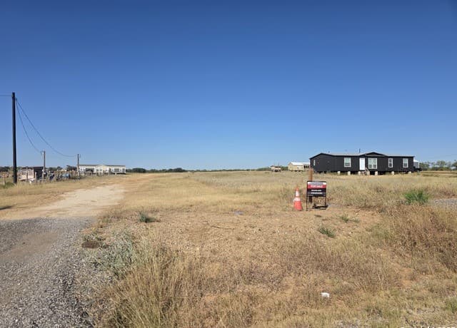 rental at 16 Windmill Ranchettes CR 329 in Jourdanton, TX — photo 1