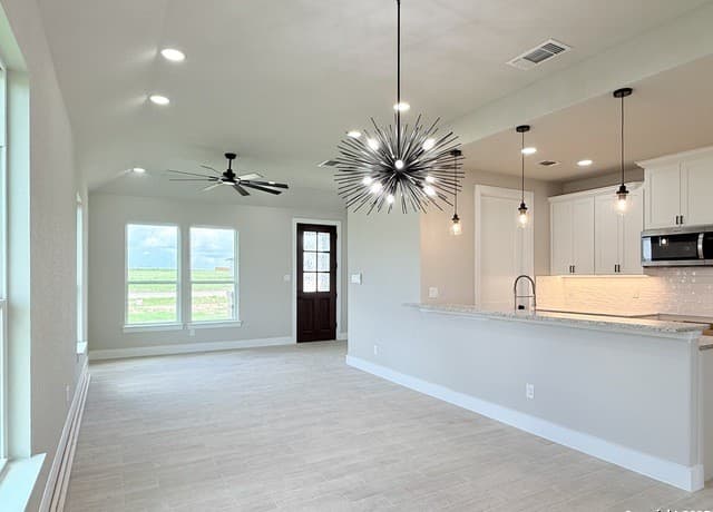 3-bedroom rental at 129 Camino Verde Ct in La Vernia, TX — photo 3