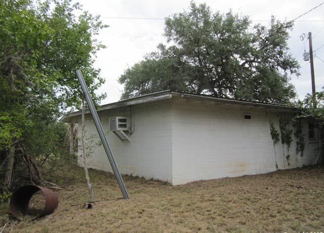 2-bedroom rental at 496 Cedarhill Dr. in Bandera, TX — photo 3