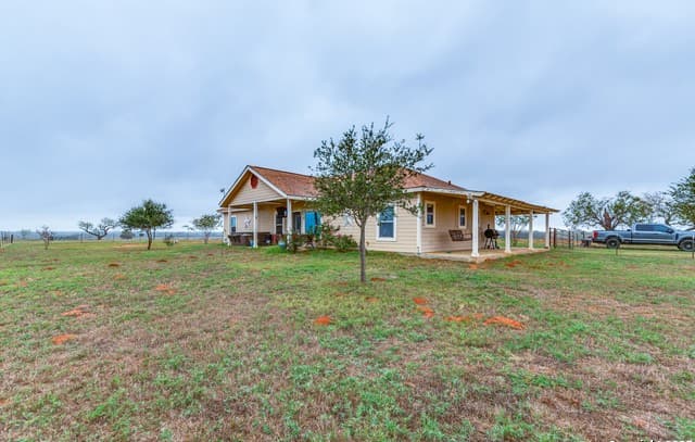 3-bedroom rental at 2217 County Road 412 in Stockdale, TX — photo 1