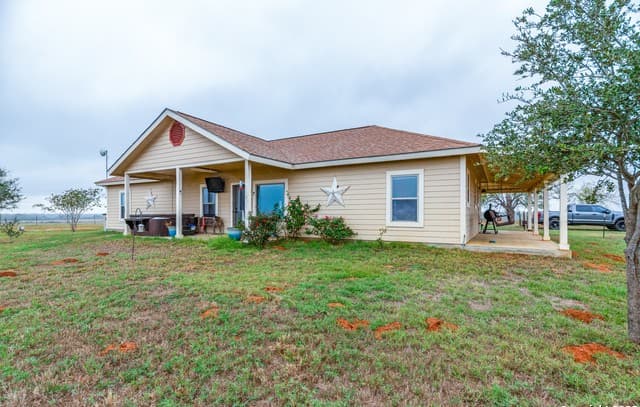 3-bedroom rental at 2217 County Road 412 in Stockdale, TX — photo 3