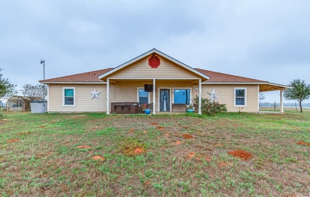 3-bedroom rental at 2217 County Road 412 in Stockdale, TX — photo 4