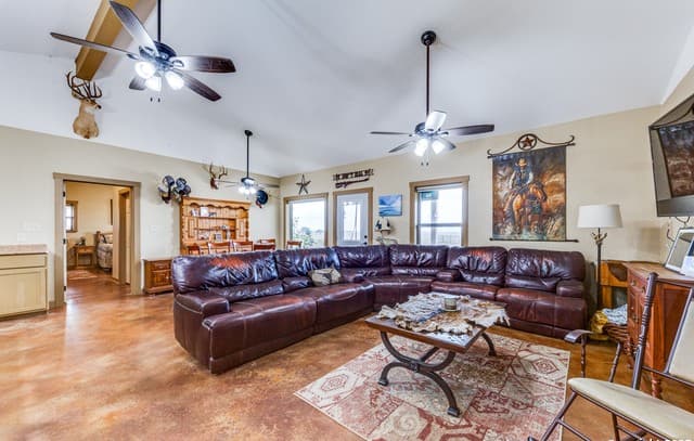3-bedroom rental at 2217 County Road 412 in Stockdale, TX — photo 5