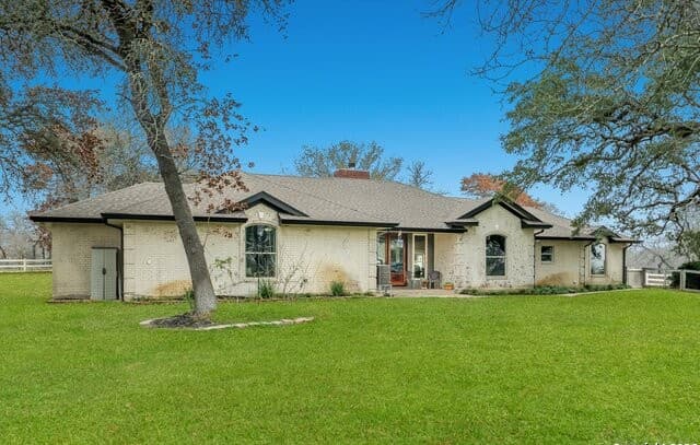 3-bedroom rental at 311 Indian Pink in Floresville, TX — photo 4